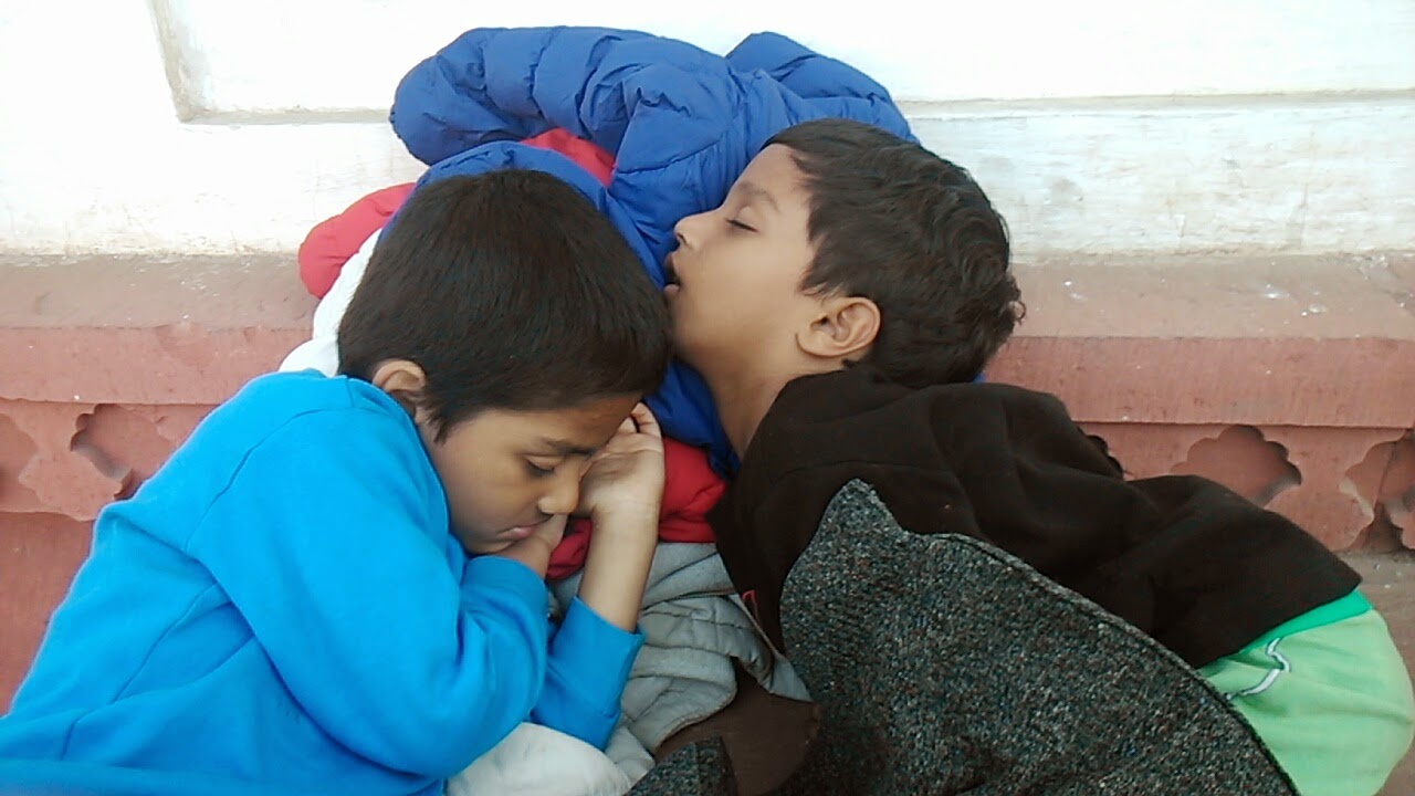 KK asleep in Agra Fort